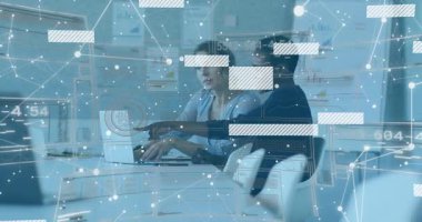 Toplantı odasında dizüstü bilgisayar açan iki kadın iş rakamlarını analiz ediyor. Profesyonel, işbirliği, veri, analiz, ofis, dijital, takım çalışması