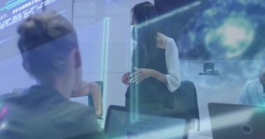 Sunucu ayağa kalkıp ekibe doğru dönüyor ve animasyon veri grafikleriyle iş ölçümlerini açıklıyor. İşbirliği, takım çalışması, şirket, strateji, bilgi, modern, iletişim