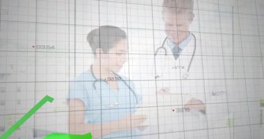 Doktor verileri incelerken şebeke örtüsü görünüyor ve yeşil grafik hemşirenin tabletinde dalgalanıyor. Tıbbi, teknoloji, analitik, işbirliği, sağlık, yenilik, modern