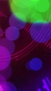 Karanlık arka planda soyut şekillerle renkli bokeh ışıkları animasyonu. enerjik, gece, ışıltılı, aydınlık, ışıltılı, neşeli