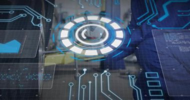 Teknisyen, sensör yerleştirmeden önce laboratuardaki algılayıcıları kaldırıyor ve hologram verilerini canlandırıyor. Yenilik, teknoloji, tanı, fütüristik, mühendislik, sanayi, işbirliği