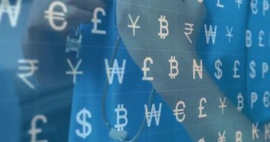 Doktor steteskopu kavradıktan sonra ayarlıyor, finans sağlığını birbirine bağlayan döviz sembollerini başlatıyor. Tıbbi, finans, sağlık, para birimi, profesyonel, dijital, teknoloji