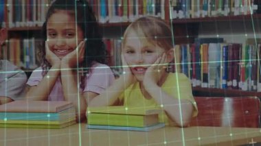 İki çocuk kütüphane masasında dinleniyor. Üçüncü çocuk ders kitaplarını yerleştiriyor. Dijital ızgara sürükleniyor. Öğrenciler, eğitim, öğrenim, bilgi, okuma, akademik, sınıf