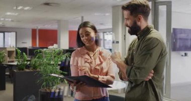 Siyah klasörü çeviren ve değişken grafikler girerken sayfaları açıklayan kadın. İşbirliği, teknoloji, beyin fırtınası, profesyonellik, iletişim, dijital arayüz