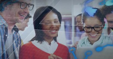 Ekip dizüstü bilgisayarın üzerine eğiliyor, iş grafikleri değişiyor, analizlere katılıyor. İşbirliği, takım çalışması, veri görselleştirme, yenilik, modern ofis, dijital teknoloji