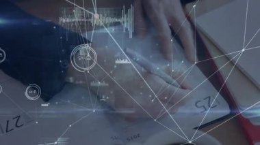 25. sayfayı açan kadın, iş planlaması için veri örtüsü oluşturuyor. Üretkenlik, yenilik, sayısallaştırma, organizasyon, odaklanma, çalışma alanı, teknoloji