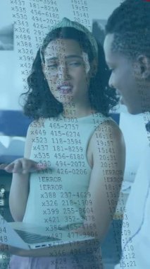 Finansal veri işleme animasyonu. Ofiste tartışan çeşitli iş adamları üzerinde. finans, takım çalışması, strateji, beyin fırtınası, teknoloji, toplantı