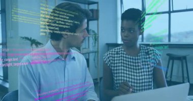 Çalışma arkadaşları masada oturuyor ve kod değiştirme ile dizüstü bilgisayarda hata ayıklama programını başlatıyorlar. İşbirliği, kodlama, takım çalışması, modern, yenilik, dijital, problem çözme