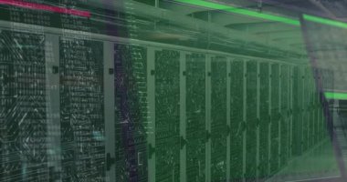 Kabine şablonunda üst üste gelen yeşil kod ve kırmızı tarama hattı izlenmek üzere hareket ediyor. Siber güvenlik, dijital, teknoloji, altyapı, fütüristik, veri, ağ