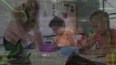 Öğretmen rehber öğrenci mor tablet kutusunu açıyor ve akran yazarken ekrana tıklıyor. Eğitim, sınıf, öğrenim, işbirliği, teknoloji, akıl hocalığı, okur yazarlık