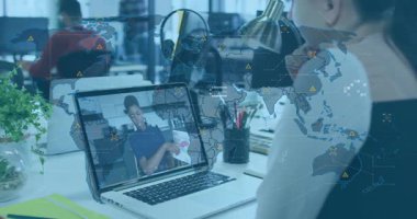 Ofis çalışanı dizüstü bilgisayarı açıyor ve iş görüşmelerini başlatıyor, dünya haritasını veri tartışması için örtüyor. Teknoloji, işbirliği, iletişim, dijital, profesyonel, modern, takım çalışması