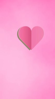 Pembe arka plana düşen kalplerin animasyonu. kalp ayı ve kutlama konsepti dijital olarak oluşturulmuş video.