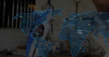 Esnaf nesneleri boyar ve onları döndürür. Bu da teknoloji tanıtımı için nüfus birimlerini kaplayan haritalara neden olur. Sanatçılık, yenilik, dijital arayüz, veri görselleştirme, atölye, hassasiyet, sanayi