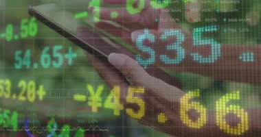 Akıllı telefon kullanan, dinleme yapan, finansal ölçümleri çalan, piyasa hareketlerini gösteren grafikler çizen bir kadın. Teknoloji, finans, ticaret, açık hava, veri, analitik, yatırım