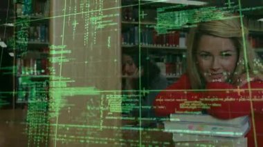 Kütüphane masasında oturan bir kadın, yeşil kod dijital öğrenme iletirken ders kitaplarına sarılıyor. Eğitim, bilgi, teknoloji, yenilik, konsantrasyon, öğrenim, okur yazarlık