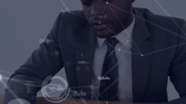 Profesyonel kalem seçme ve masa başında yasal sözleşme imzalama, ağ kaplamalarıyla anlaşma imzalama. Şirket, sözleşme, belgeleme, profesyonel, modern, iş dünyası, analitik