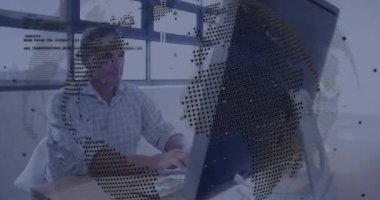 PC 'ye güç veren adam, teknoloji ofisinde yazan, dijital küre dönüşümlü bağlantı vurgusu yapan. Teknoloji, dijital, bağlantı, yenilik, çalışma alanı, profesyonel, modern