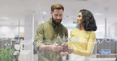 Ofisteki iş arkadaşları akıllı telefonları dinliyorlar. İş görüşmeleri için ses dalgası animasyonlarını kullanıyorlar. İşbirliği, takım çalışması, iletişim, teknoloji, ofis, profesyonel, tartışma