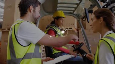 Forklift brifinginde listeyi kontrol eden adam borsa hatlarını koordine ediyor. İşbirliği, lojistik, veri görselleştirme, takım çalışması, endüstriyel, dijital, verimlilik