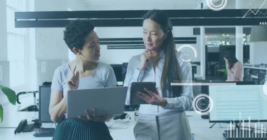 Dizüstü bilgisayarla hareket eden akran analitiği çizelgeli tablet tıkırtısı olarak sunar. İşbirliği, analitik, veri görselleştirme, takım çalışması, iş dünyası, modern, işyeri