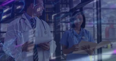 Doktor ve hemşire hasta kayıtlarını inceliyor. Canlandırılmış veri göstergeleri dava incelemesi için yükseliyor. Tıbbi, işbirliği, teknoloji, analiz, sağlık, yenilik, profesyonellik