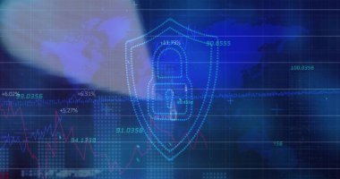 Mavi kalkanın asma kilit simgesini dünya haritasının üst üste geldiği arayüzde tutması, yüzde değerleri gösteriliyor. Siber güvenlik, veri görselleştirme, dijital arayüz, teknoloji, analitik, koruma, ağ