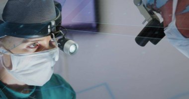 Ameliyat önlüklü iki cerrah, ameliyathanede hastaya dayanan maskeler, farlar, dijital kaplamalar. Tıbbi, hassasiyet, yenilik, işbirliği, teşhis, teknoloji, sağlık hizmetleri