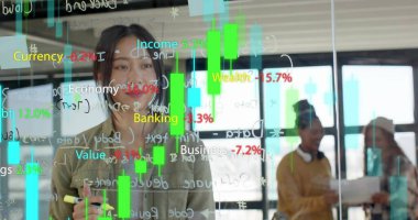 Ofisteki cam tahtaya, belgelerle şamdan çizimleri yapan Asyalı Çinli bir kadın. İş, işbirliği, yenilik, çağdaş, strateji, takım çalışması, iletişim