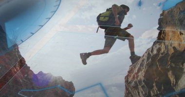 Kapağı, botları ve sırt çantasıyla kanyon aralığında zıplayan yürüyüşçü. Veri grafiği örtülü. Macera, keşif, vahşi doğa, açık hava, esneklik, dijital, yenilikçi