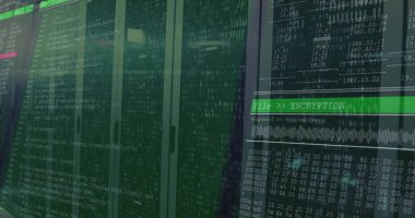 Sunucu koridorunda şifreleme arayüzü penceresi gösteriliyor, dolaplar ve kod kaplamaları, kopyalama alanı. Teknoloji, siber güvenlik, veri koruması, dijital altyapı, gelecekçi, sunucu ortamı