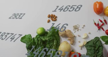 Koyu gri sayılar taze üretimin üzerinde beliriyor, besin verilerini görselleştirmek için sırayla titreşiyor. Beslenme, malzemeler, tazelik, sağlık, sağlık, berraklık, minimalizm