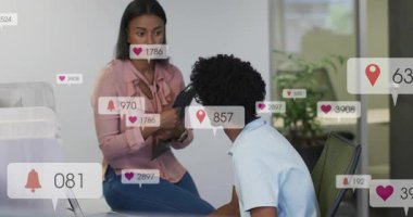 Tablet sunan bir kadın, öne eğilen bir adam, etrafta yüzen rozetlerle sosyal ölçüleri inceleyen bir adam. Ofis, işbirliği, görüntü, açılış planı, asgari, dijital, odaklanma