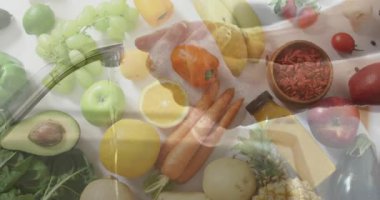 Ön kollar, tezgahın üstündeki çerçeveye giriyor yiyecek hazırlama dersi için ürünleri yeniden düzenliyor. Taze üretim, aşçılık, minimalist, sağlık, sağlıklı yaşam tarzı, gıda tasarımı, doğal