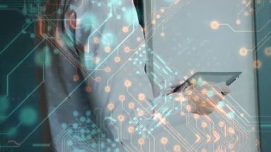 İşletme yöneticisi, ofisteki tableti tıklatıyor, planlama için holografik devre kaplamasını etkinleştiriyor. Girişimci, hologram, pencere, bağlantı, ağ, gelecekçi, dijital