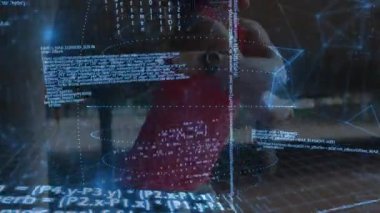 Bir kadın plazadaki kayışı çevirmeye ve ayarlamaya başlıyor. Holografik teknoloji kodu ve ızgara onun üzerinden geçiyor. Moda, giysi, hareket, şehir, açık hava, gün ışığı, mimari