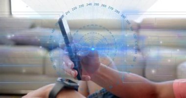 Akıllı telefonu koltukta tutan, dinleyen ve araklayan, mobil UX testleri için nabız yükselten bir adam. Güçlendirme, aygıt, arka ışıklandırma, oturma odası, minimalist, rahat, yaşam tarzı