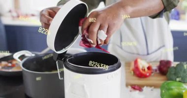 Olgun adam gübre kutusu kapağını kaldırıyor ve mutfak gübresi için kırmızı soğan kabukları bırakıyor. Sürdürülebilirlik, çevre dostu, atık yönetimi, şehir bahçeciliği, gübreleme, mutfak rutini, minimalist