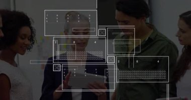 Tableti manipüle eden merkezi kadın, teknolojik HUD örtülerini canlandırıyor ve çizelgeler üzerinden ekibe rehberlik ediyor. İşbirliği, takım çalışması, ofis, veri, analiz, görüntü, iş akışı