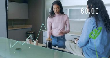 İki arkadaş içki demosuna kahve doldurup karıştırıyor ve mavi grafik sayım süresini kaplıyor. Kafein, sosyalleşme, modern, enerjik, gevşeme, aşçılık, yaşam tarzı