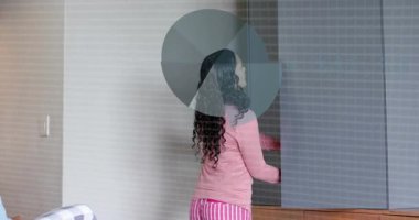 Moda tasarımcısı giysi kaydırağı paneli ve giysi uyumu analizi için veri örtülerini etkinleştiriyor. Teknoloji, yenilik, moda, görselleştirme, modern, işbirliği, dijital alarm