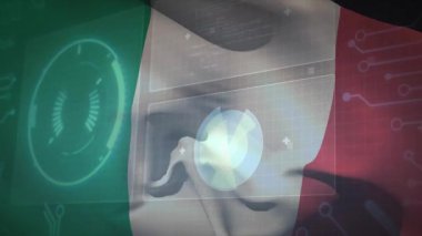 Projektör üç renkli bayrağa HUD döküyor, pasta dilimleri şekil değiştirirken katlıyor ve verileri gösteriyor. Kumaş, projeksiyon, arayüz, yarı saydam, ölçü, devre, panel