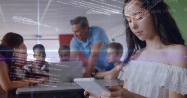 Sınıfta tableti tıkırdatan genç bir kız, eğitim için animasyon çizelgeleri hazırlıyor. İşbirliği, sınıf, teknoloji, aygıt, öğrenme, takım çalışması, veri