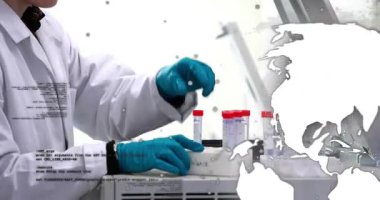 Teknisyen sola uzanıyor, kırmızı başlık tüpü seçiyor, dönen örnekler için pervane yüklüyor. Laboratuvar, santrifüj, bilim adamı, işçi önlüğü, eldiven, benç, steril.