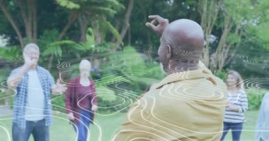 Son sınıf öğrencisi kolunu kaldırıyor ve fitness temalı arka bahçe oturumunda futbol oynuyor, arkadaşlarıyla takılıyor. Açık hava eğlencesi, sosyal bağ, boş zaman aktivitesi, sağlıklı yaşam tarzı, doğa düzeni, takım çalışması.