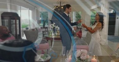 Misafirler alkışlıyor, yeni evli çift pasta ısırığı alıyor ve düğün töreninde gülüşüyor. Kutlama, romantizm, zarafet, neşe, mutluluk, sosyal toplanma, kilometre taşı