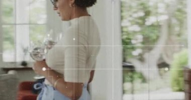 Ev sahipleri mutfaktan çıkıp şarap kadehleri taşıyor ve onları sofraya yerleştiriyor. Konukseverlik, kutlama, zarafet, yerli, yaşam tarzı, sosyalleşme, sofistike