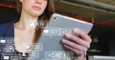 Tablet tutan, tıkırdatan, kaydıran, sosyal bildirimleri izleyen bir kadın. Eş zamanlı çalışma, odaklanma, üretkenlik, ofis, modern, minimalist, blazer