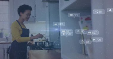 Ev yemeği karıştırmak, sobada yemek pişirmek, canlı yayın yapmak, ikonların sürüklenen arkadaş gözlemine neden oluyor. Aşçılık, katılım, sosyal medya, yaşam tarzı, modern, işbirliği, canlı