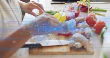 Ev aşçısı karabiber halkalarına dokunuyor, yemek pişirmek için taze soğanları düzenli yığınlara koyuyor. Sebzeler, aşçılık, organik, kırsal, taze, gıdalar, mutfak gereçleri