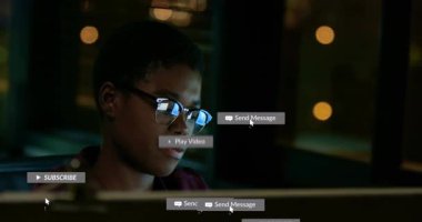 Masasında oturan bir kadın ekranda teknik uyarıları görüp çalışırken kayboluyor. Gece, parıltı, monitör, bokeh, odaklanma, verimlilik, bildirimler